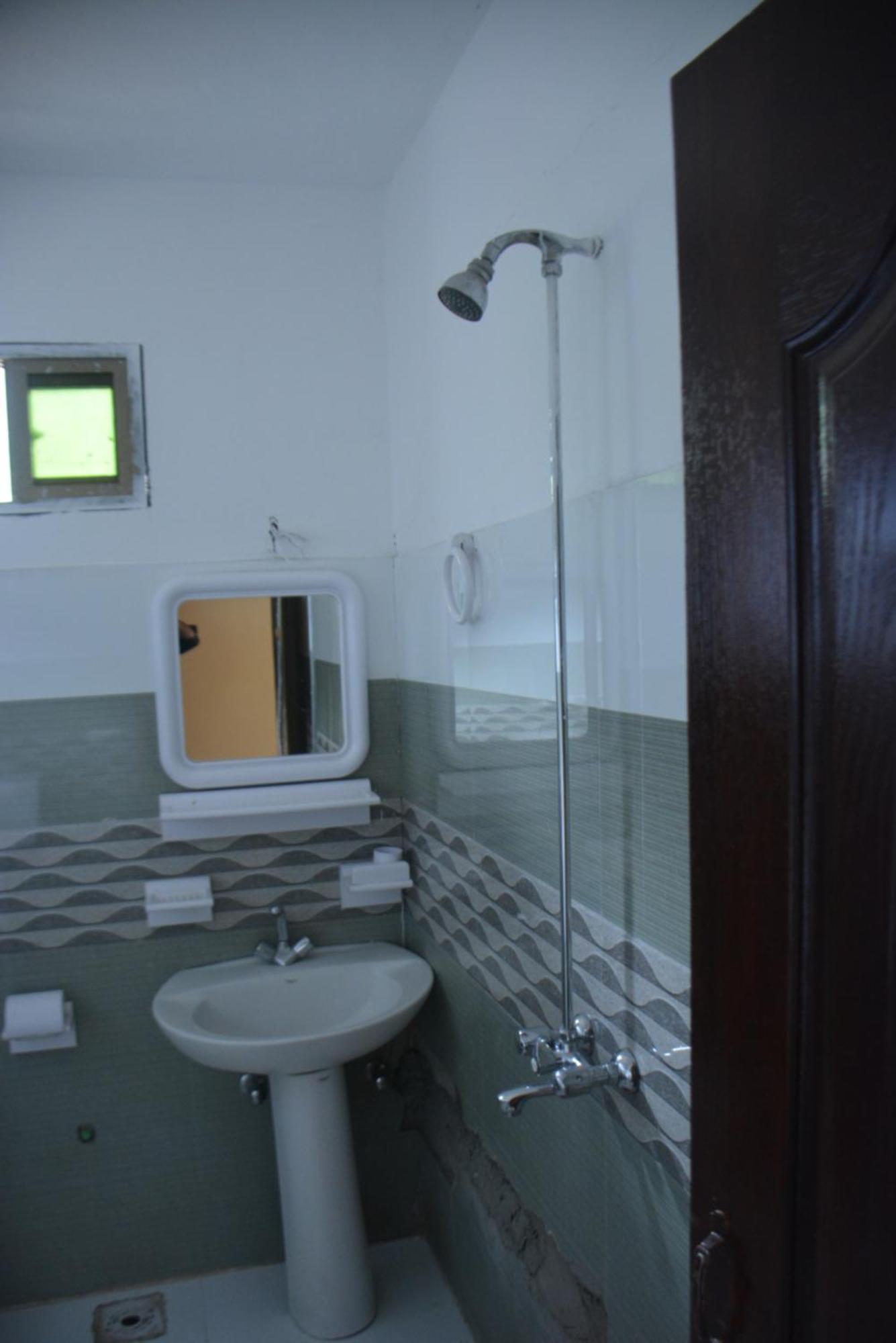 Hotel Pine Hills, Naran Buitenkant foto