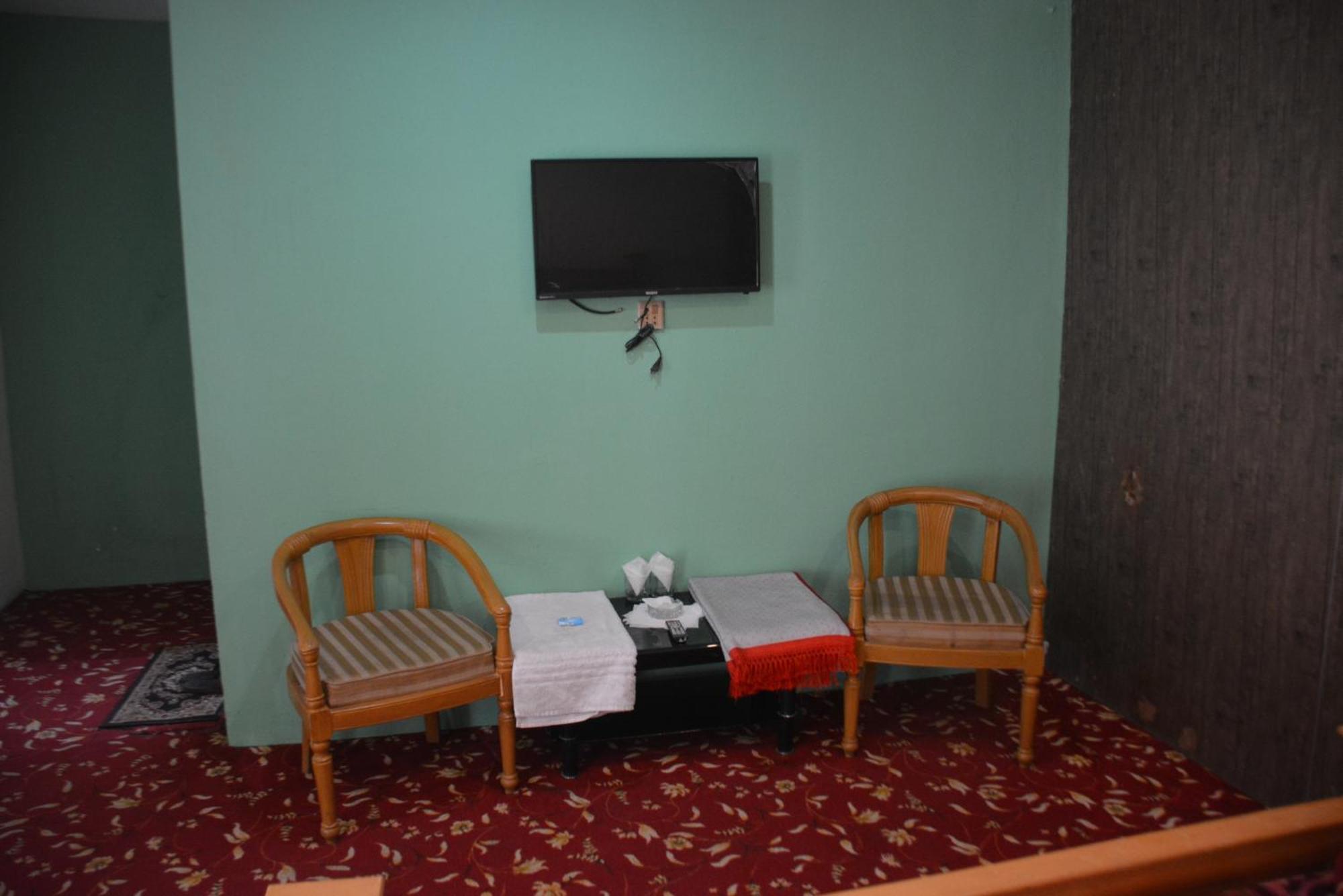 Hotel Pine Hills, Naran Buitenkant foto