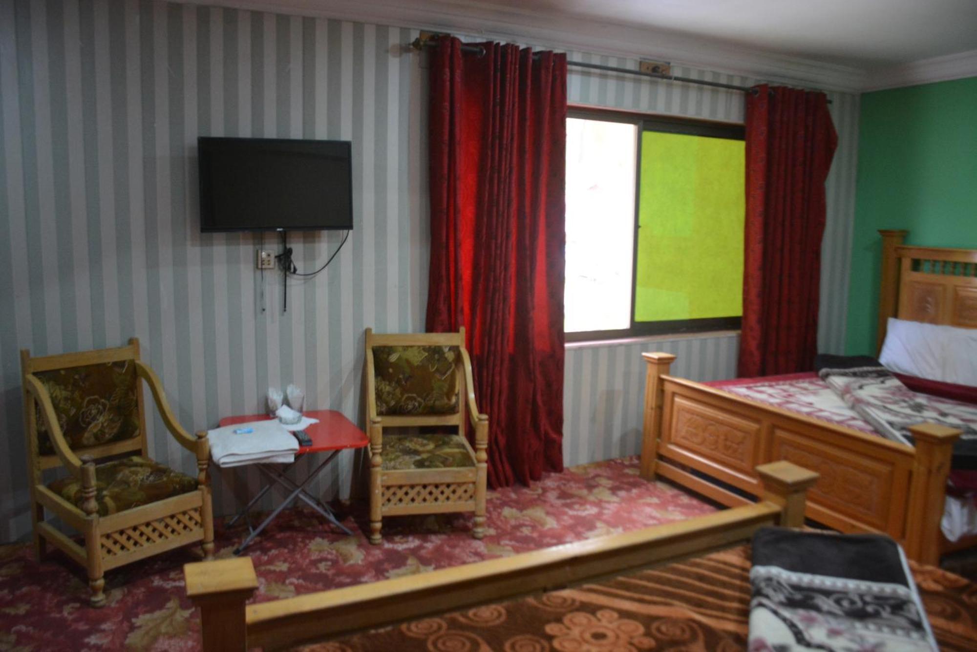 Hotel Pine Hills, Naran Buitenkant foto