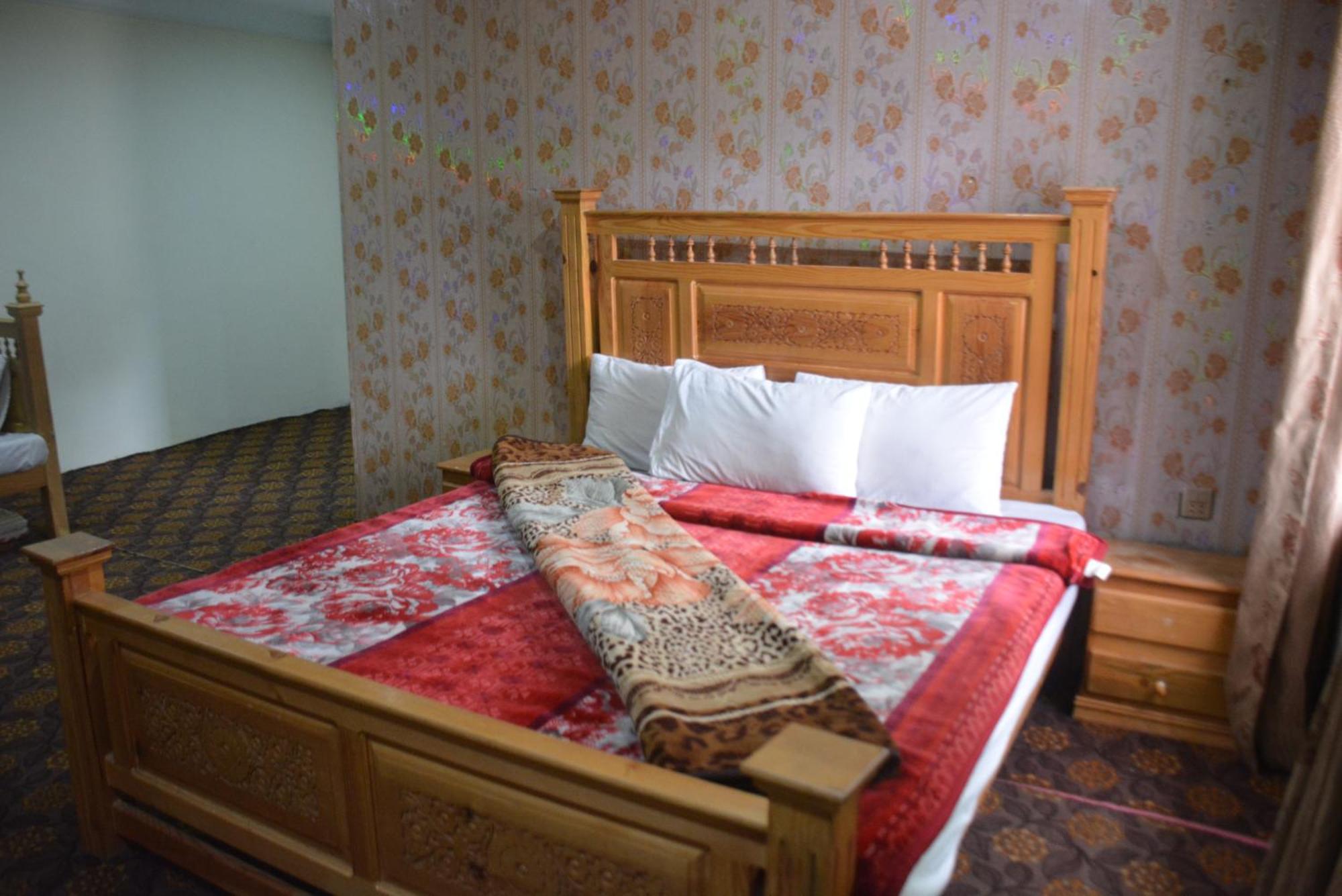 Hotel Pine Hills, Naran Buitenkant foto