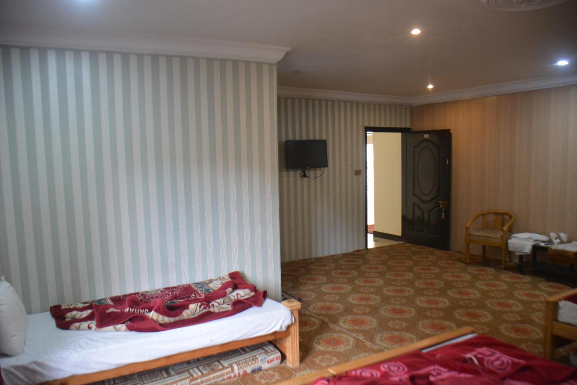 Hotel Pine Hills, Naran Buitenkant foto