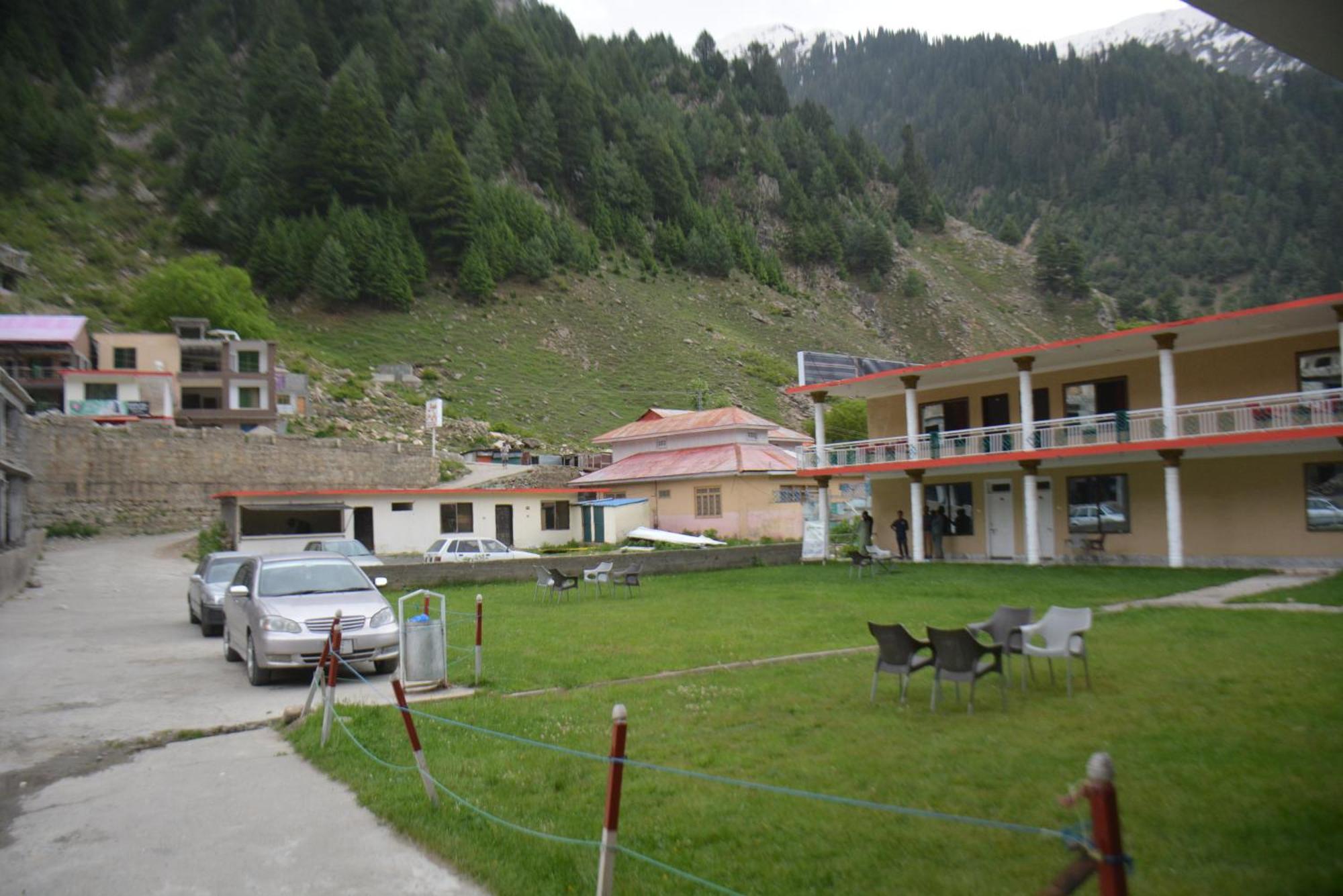 Hotel Pine Hills, Naran Buitenkant foto